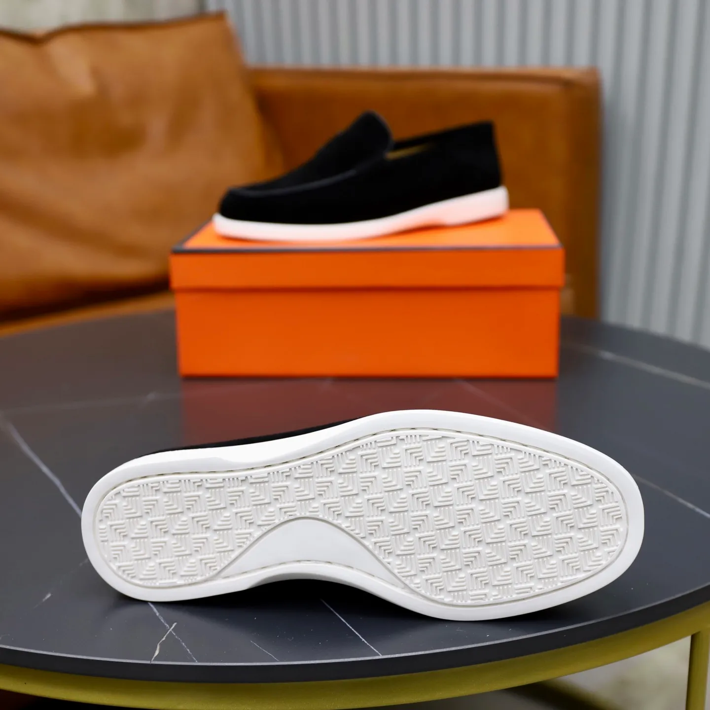 Ex-factory price: 540💰Hermès/Hermès slip-on men's shoes. This shoe is made of imported cow suede leather, with simple and smooth lines, and a 3CM rubber foam ultra-light sole combined with aerodynamic design! Youthful and fashionable, H button decoration, contrasting leather embellishment on the heel, calf lining to gently wrap your feet, with embossed logo cowhide feet, leather rock strips, casual and urban style, highlighting youthful vitality, sports and leisure version, super versatile Size number: 38-39-40-41-42-43-44 Standard leather shoe size (45 can be customized but does not support returns)